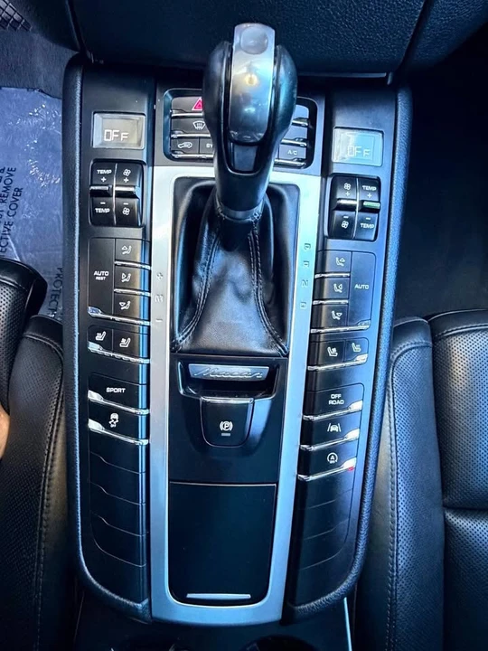 2017 Porsche Macan - Image 13 of 20