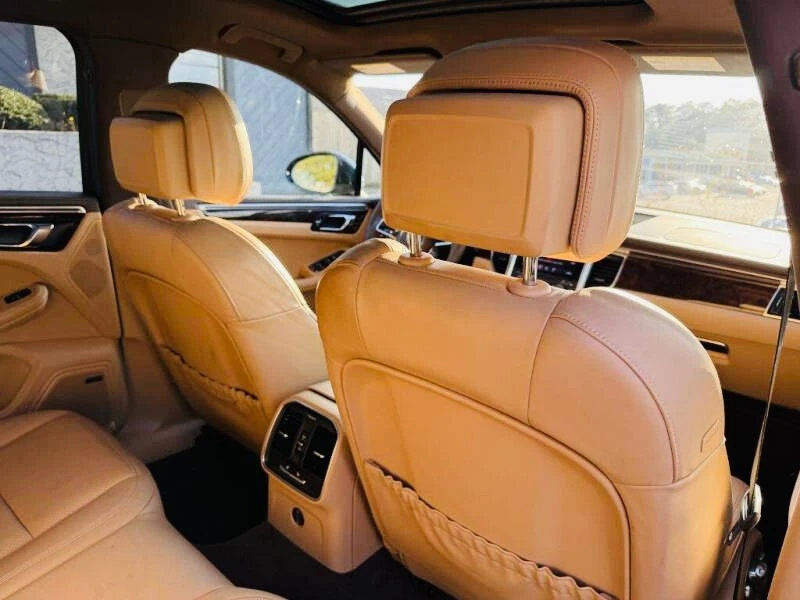 2017 Porsche Macan - Image 14 of 20