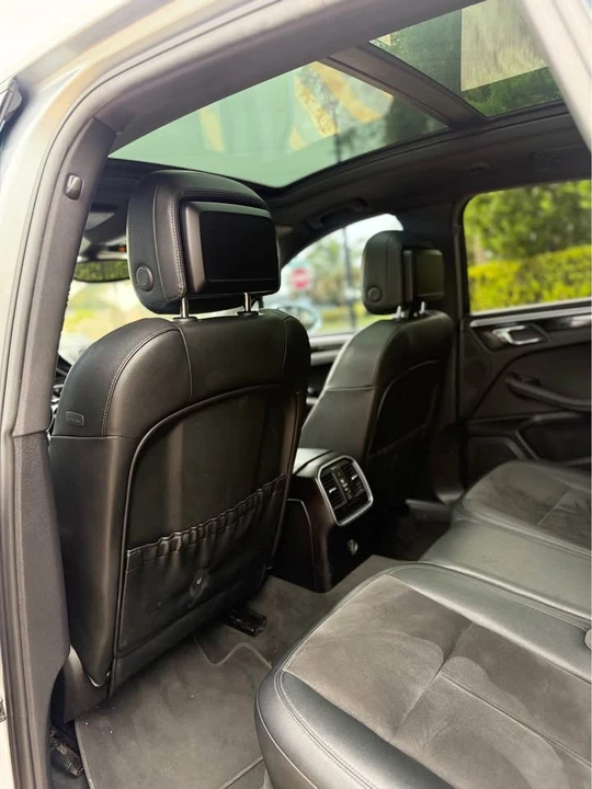 2017 Porsche Macan - Image 10 of 11