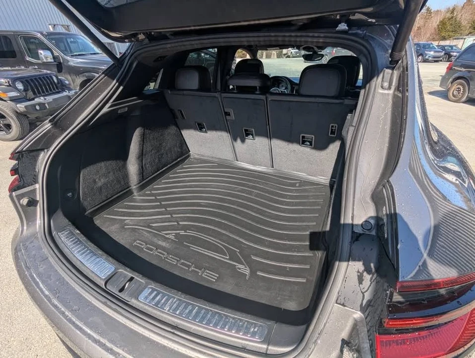 2017 Porsche Macan - Image 8 of 12