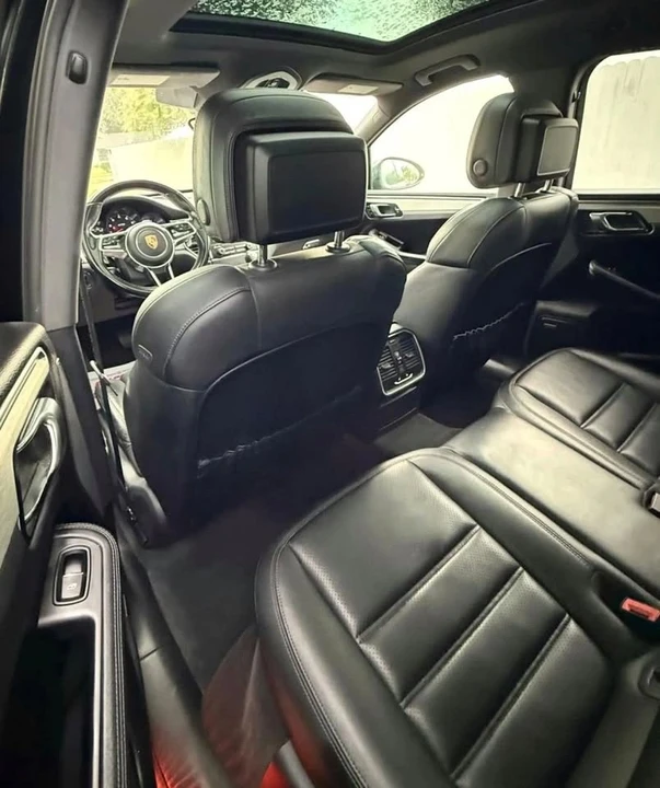 2017 Porsche Macan - Image 18 of 19