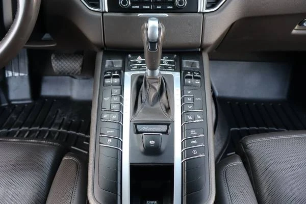 2017 Porsche Macan - Image 16 of 21
