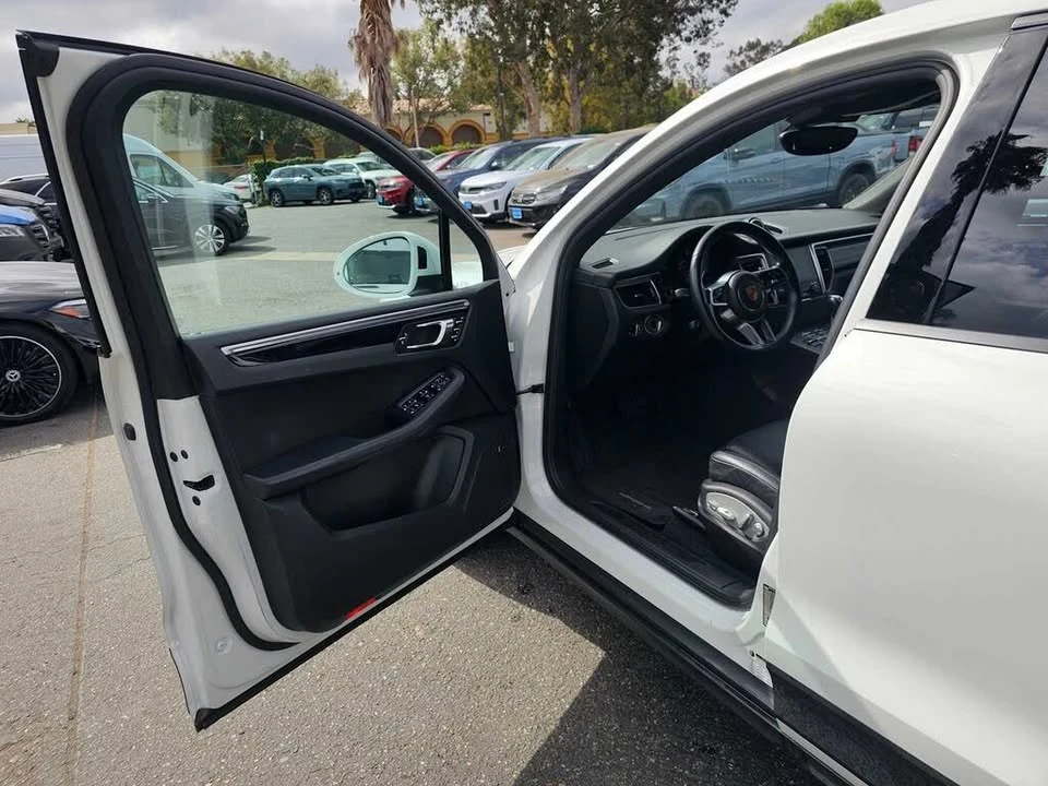 2017 Porsche Macan - Image 18 of 20
