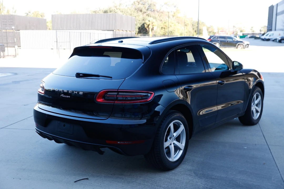 2017 Porsche Macan - Image 9 of 12