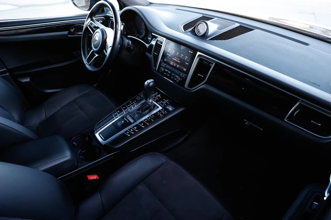 2017 Porsche Macan - Image 16 of 21
