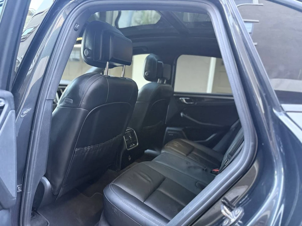 2017 Porsche Macan - Image 9 of 12