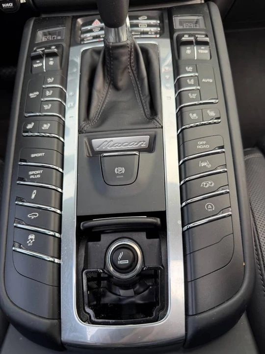 2017 Porsche Macan Turbo - Image 17 of 23