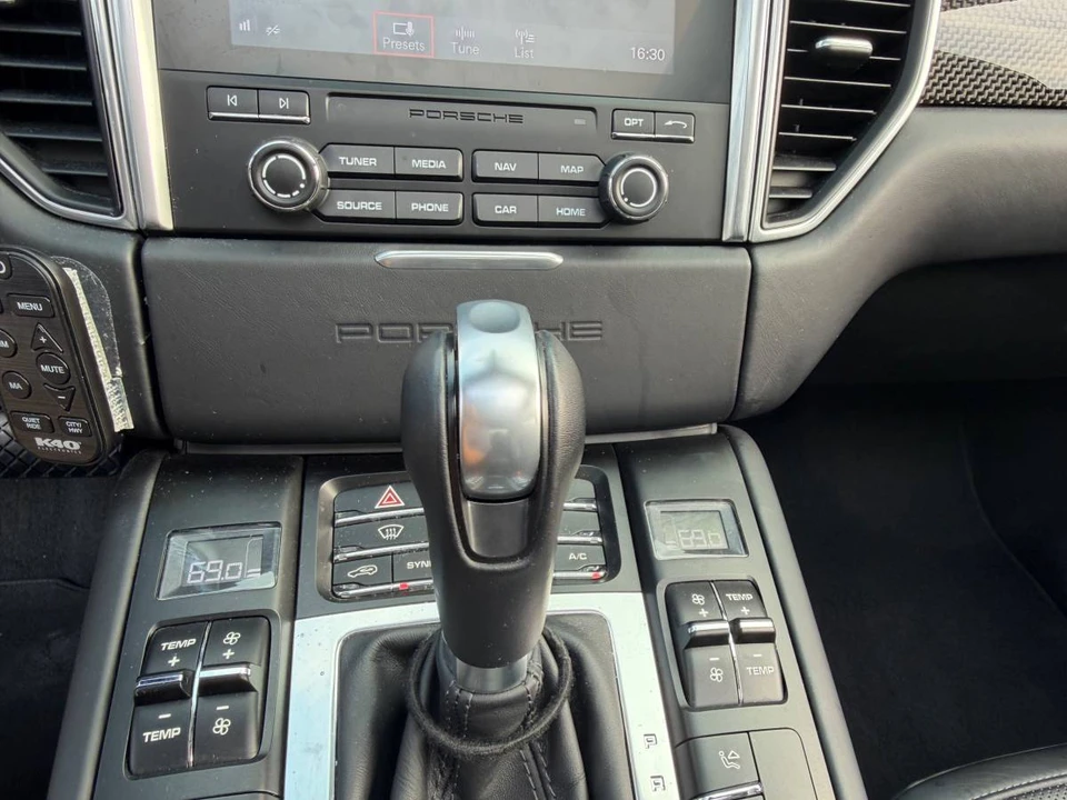 2017 Porsche Macan Turbo - Image 16 of 23