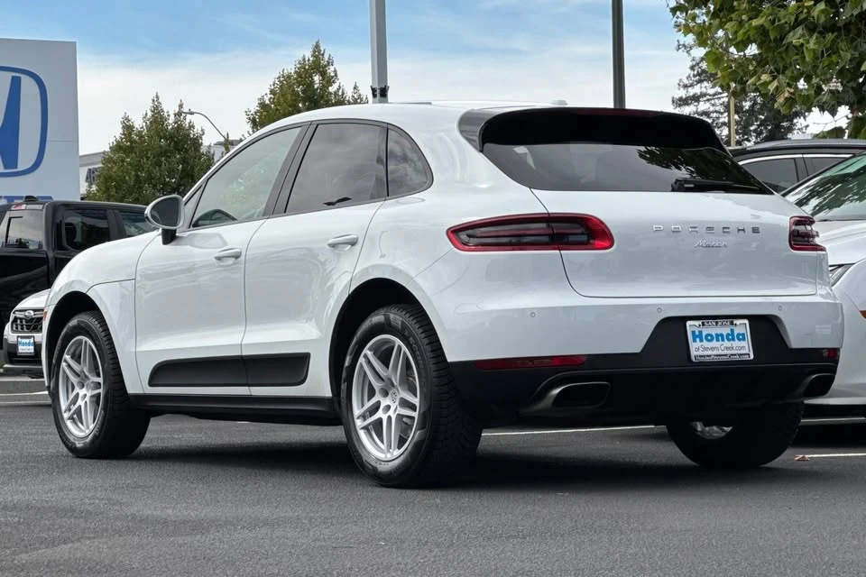 2017 Porsche Macan - Image 16 of 17