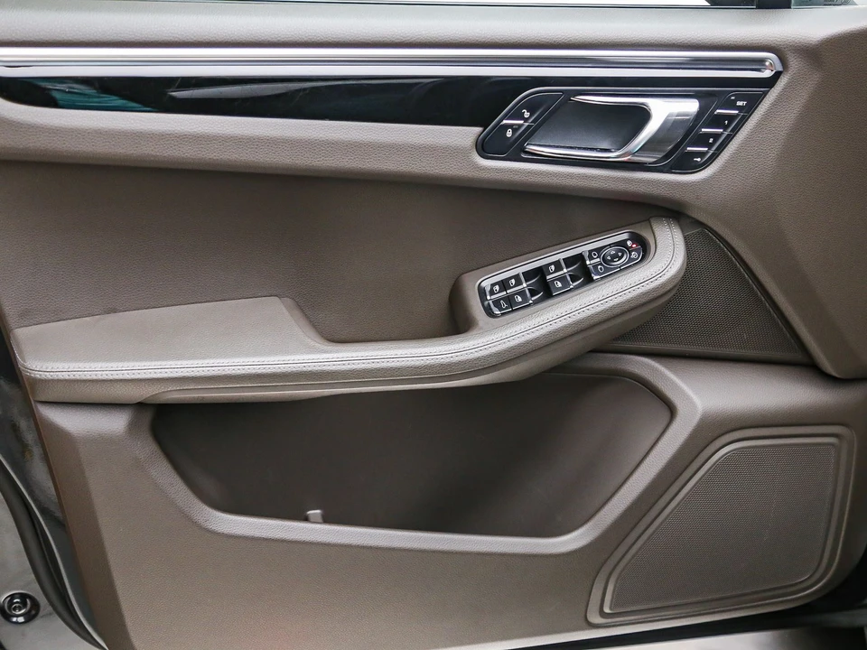 2017 Porsche Macan - Image 27 of 31