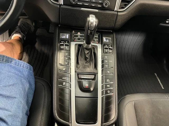 2017 Porsche Macan - Image 29 of 30