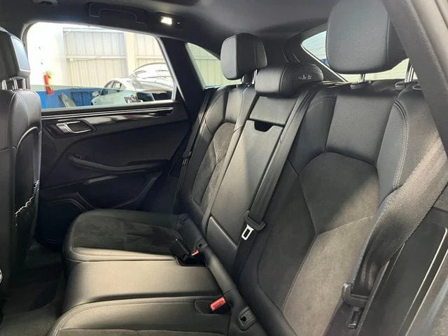 2017 Porsche Macan - Image 18 of 30