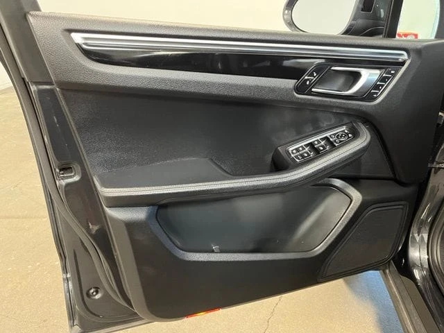 2017 Porsche Macan - Image 24 of 30