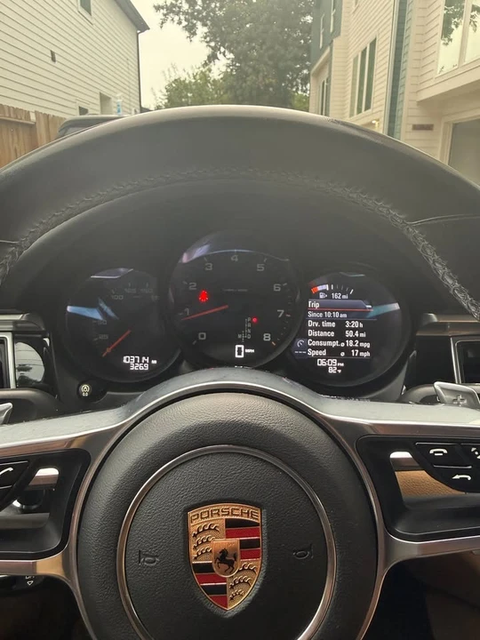 2017 Porsche Macan - Image 10 of 18
