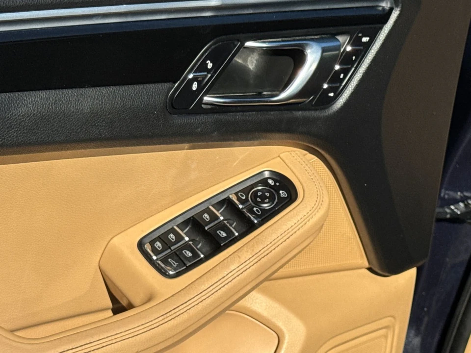 2017 Porsche Macan - Image 18 of 20