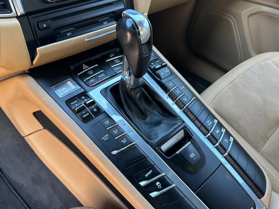 2017 Porsche Macan - Image 16 of 20