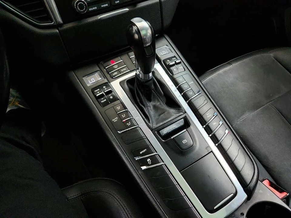2017 Porsche Macan - Image 18 of 21