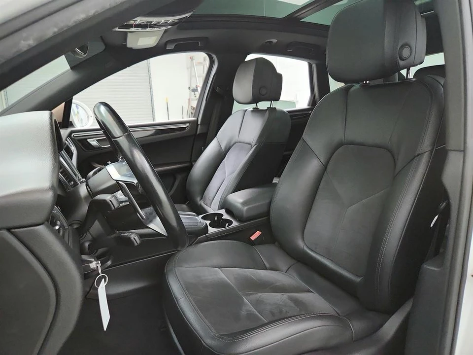 2017 Porsche Macan - Image 14 of 21