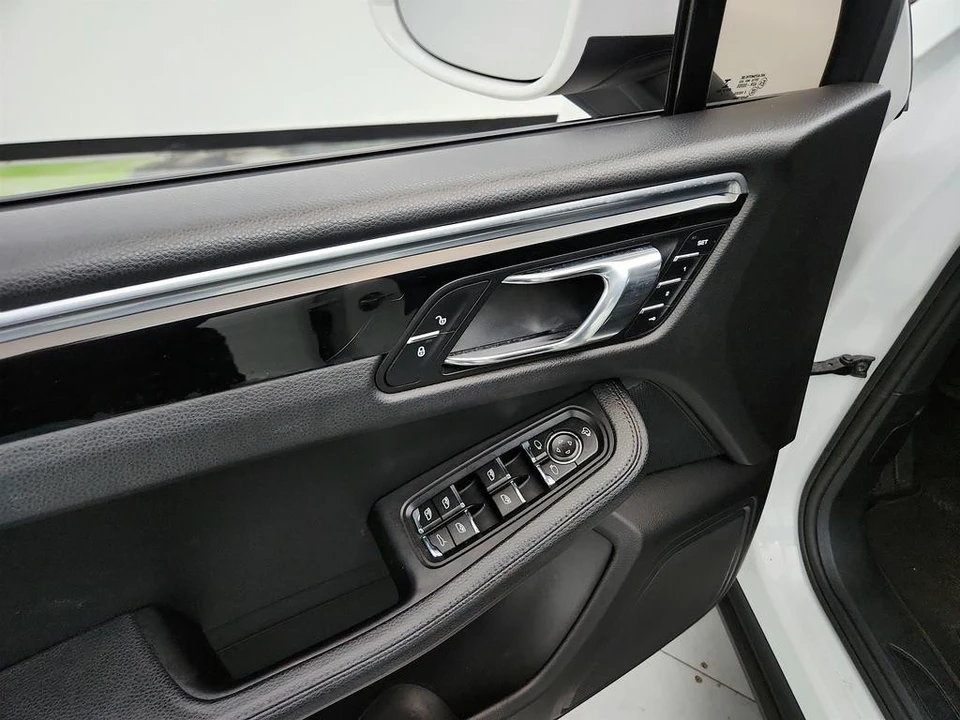 2017 Porsche Macan - Image 20 of 21
