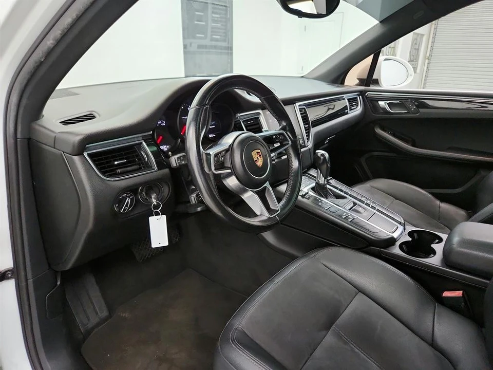 2017 Porsche Macan - Image 13 of 21