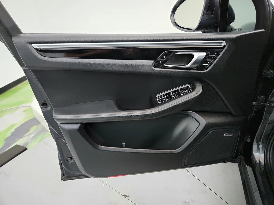 2017 Porsche Macan - Image 24 of 31