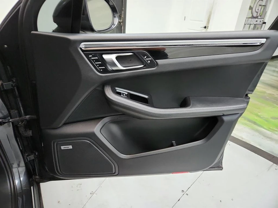 2017 Porsche Macan - Image 29 of 31