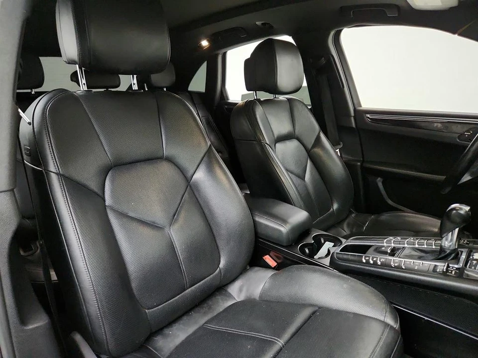 2017 Porsche Macan - Image 26 of 31