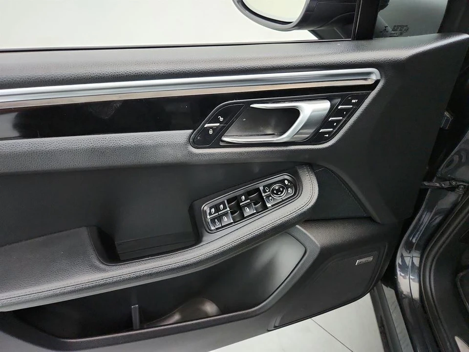 2017 Porsche Macan - Image 23 of 31
