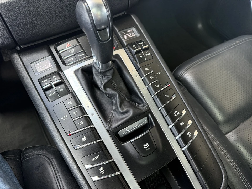 2017 Porsche Macan - Image 15 of 20