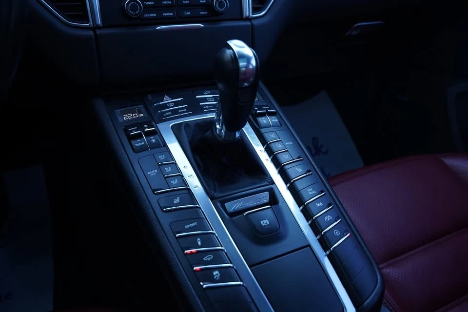 2017 Porsche Macan GTS - Image 18 of 19