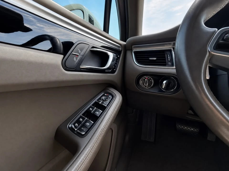 2017 Porsche Macan GTS - Image 8 of 20