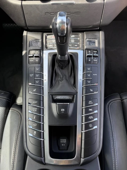 2017 Porsche Macan GTS - Image 12 of 19