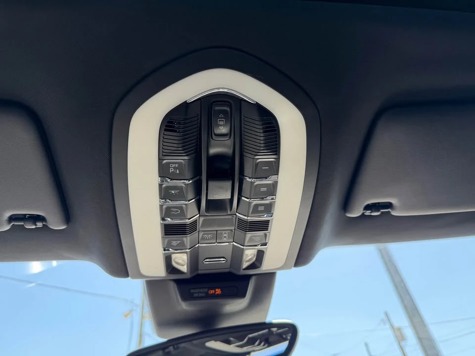 2017 Porsche Macan - Image 16 of 19