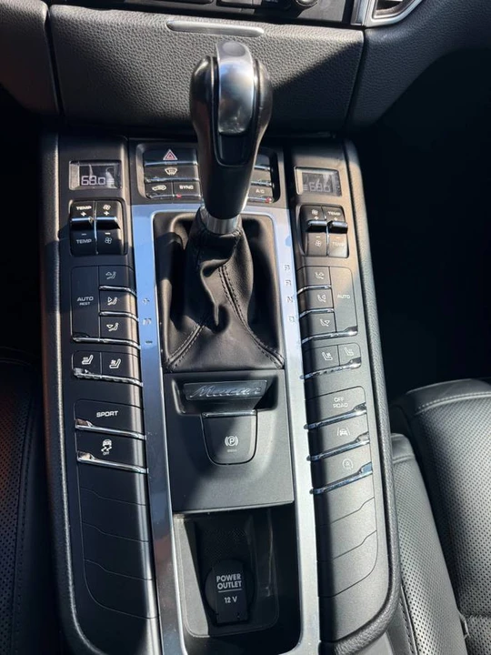 2017 Porsche Macan - Image 24 of 24