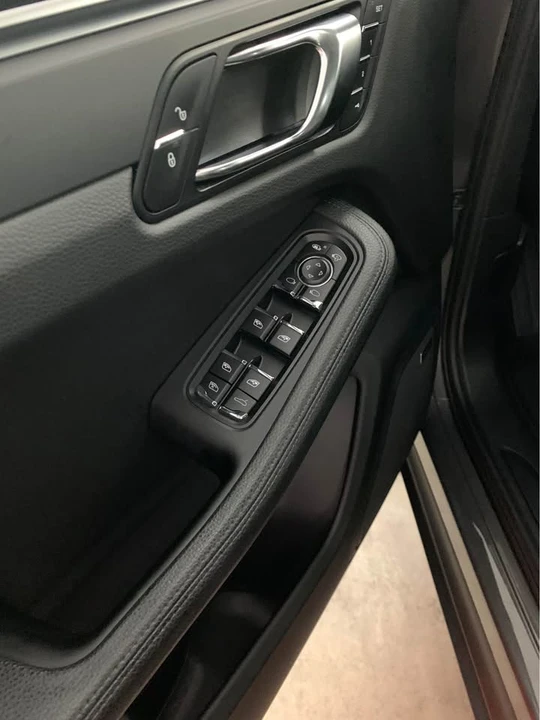 2017 Porsche Macan - Image 6 of 9