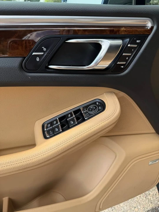 2017 Porsche Macan - Image 15 of 20