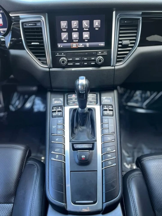 2017 Porsche Macan - Image 18 of 20