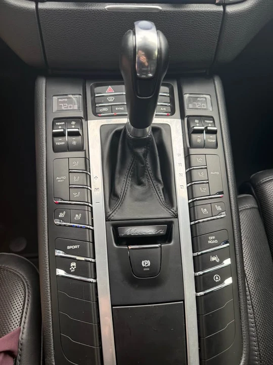 2017 Porsche Macan - Image 17 of 20
