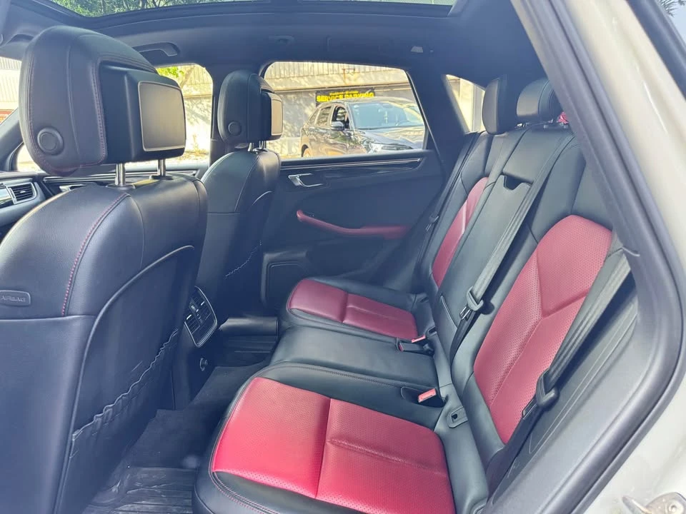 2017 Porsche Macan - Image 8 of 11