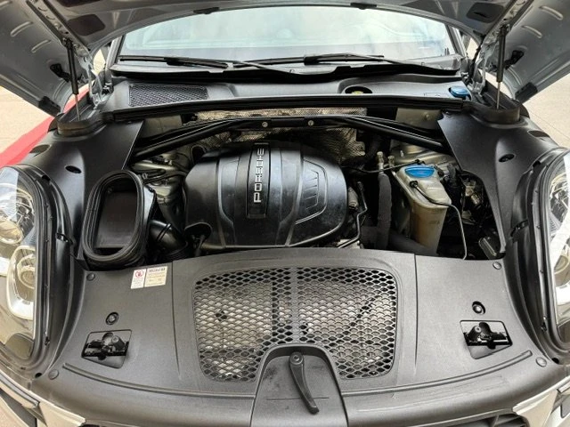 2017 Porsche Macan - Image 15 of 19
