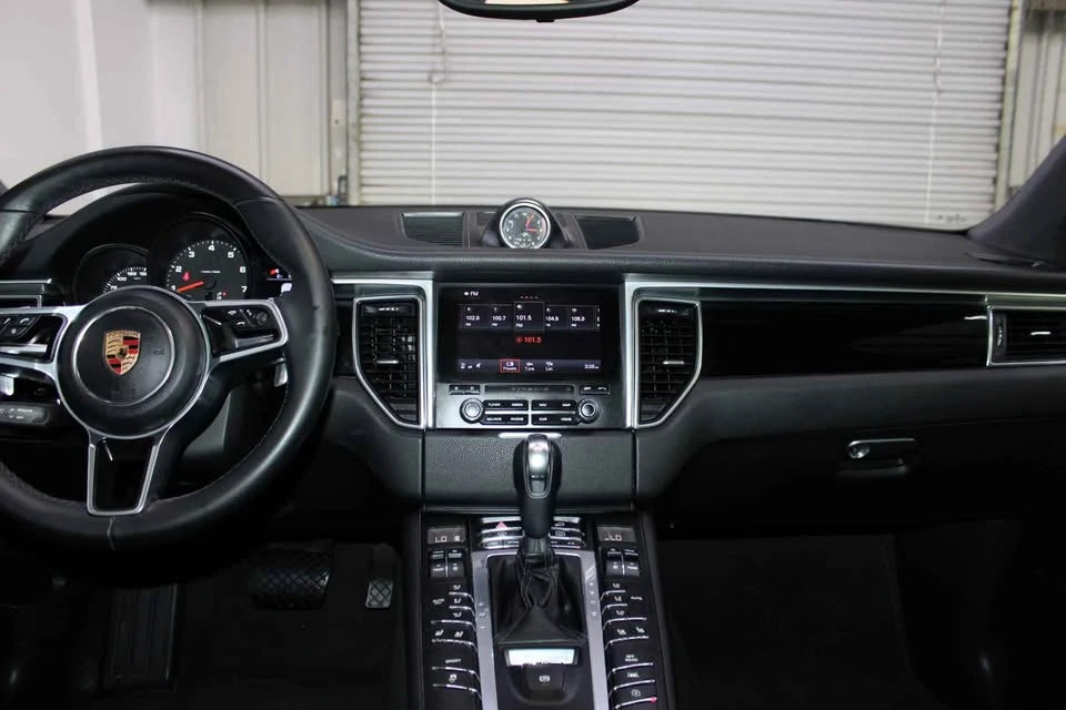 2017 Porsche Macan - Image 9 of 10