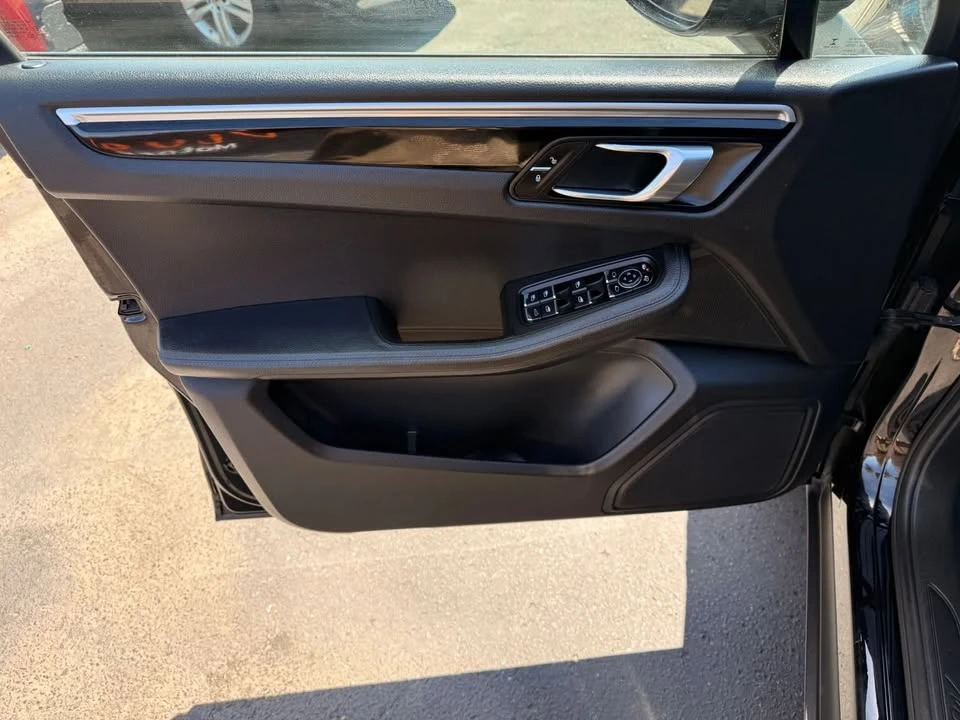2017 Porsche Macan - Image 11 of 17