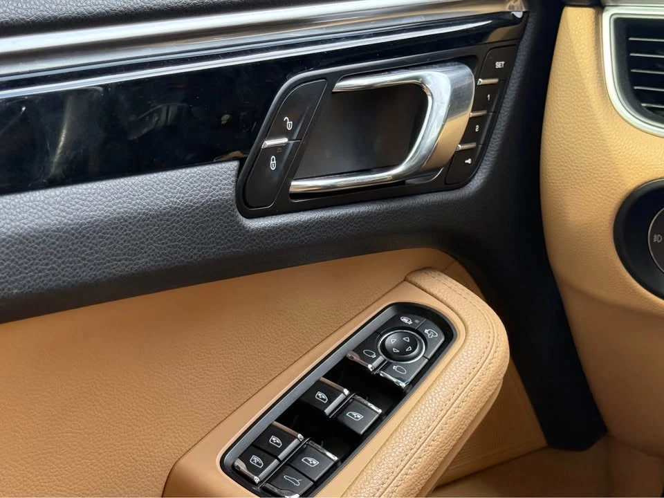 2017 Porsche Macan - Image 17 of 18