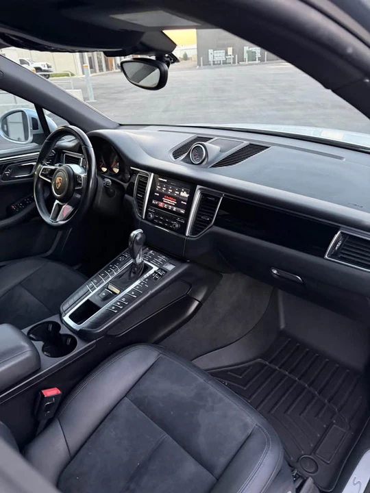 2017 Porsche Macan - Image 17 of 19