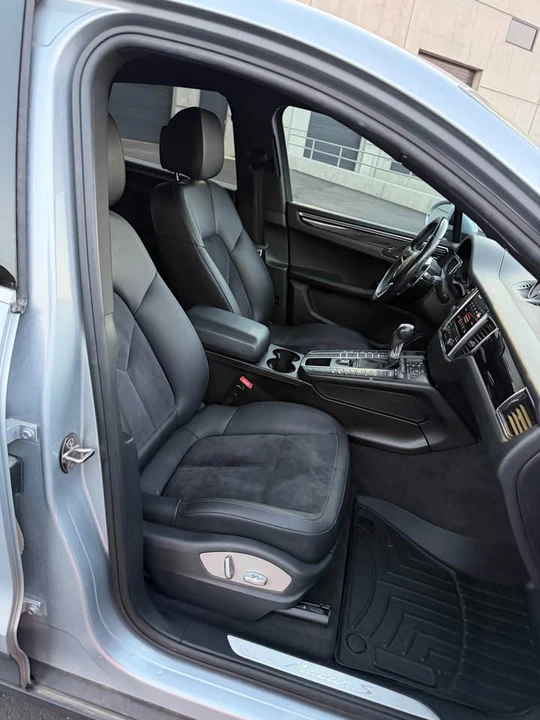 2017 Porsche Macan - Image 16 of 19