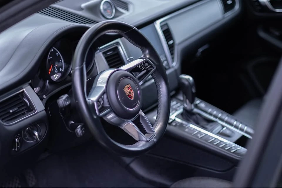 2017 Porsche Macan - Image 4 of 8