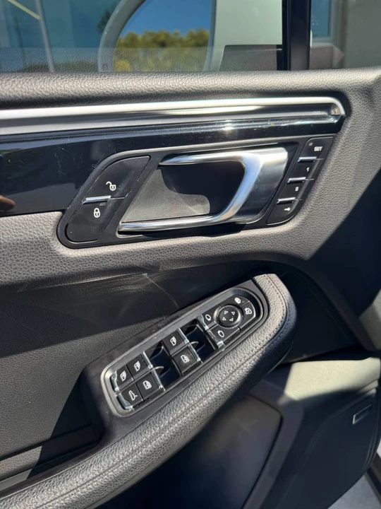 2017 Porsche Macan - Image 14 of 24