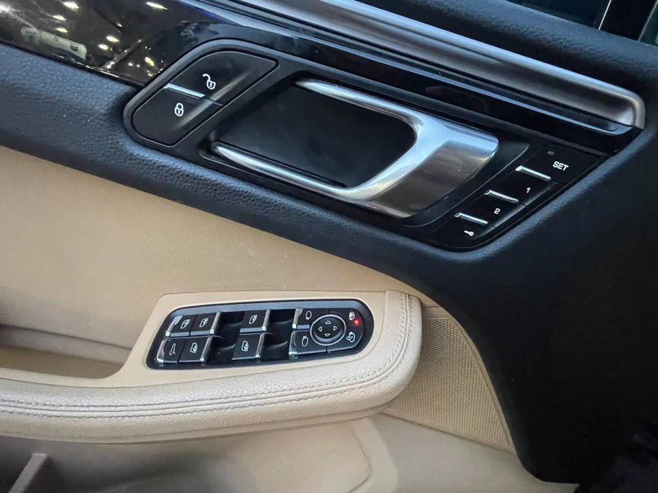 2017 Porsche Macan - Image 13 of 20