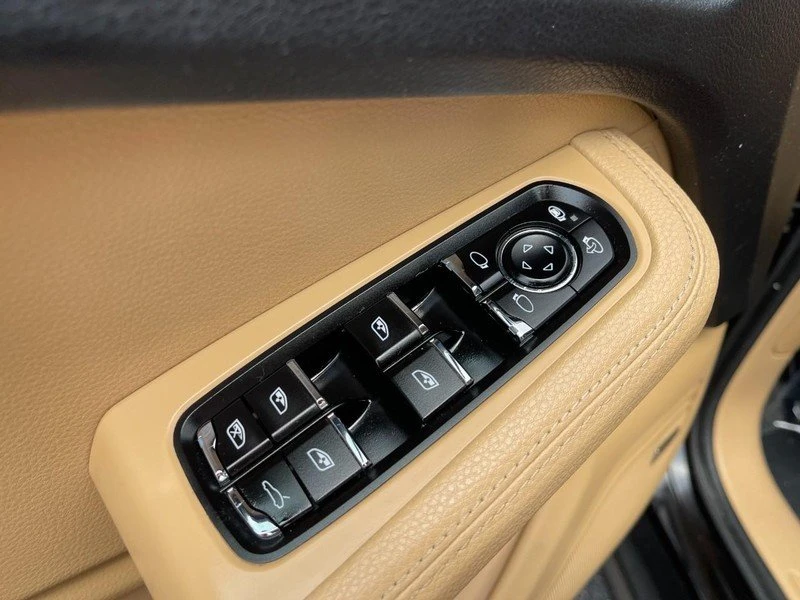 2017 Porsche Macan - Image 11 of 20