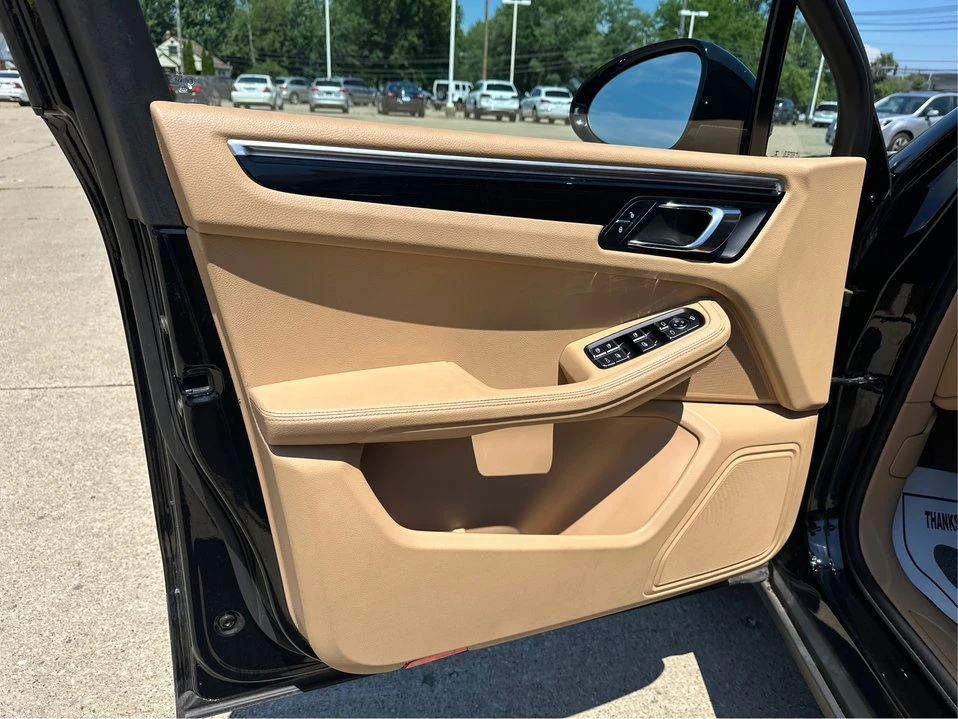 2017 Porsche Macan - Image 15 of 16